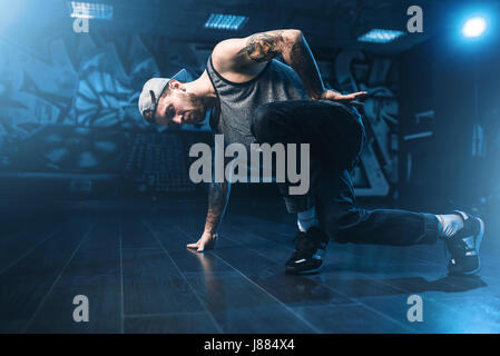 Breakdance-Bewegungen, Performer im Tanzstudio. Moderne urbane Tanzstil Stockfoto