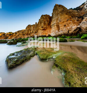 Grünen Steinen am Strand von Porto de Mos in Lagos, Algarve, Portugal Stockfoto