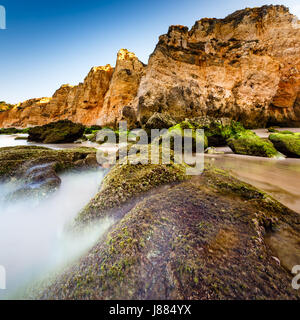 Grünen Steinen am Strand von Porto de Mos in Lagos, Algarve, Portugal Stockfoto