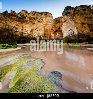 Grünen Steinen am Strand von Porto de Mos in Lagos, Algarve, Portugal Stockfoto