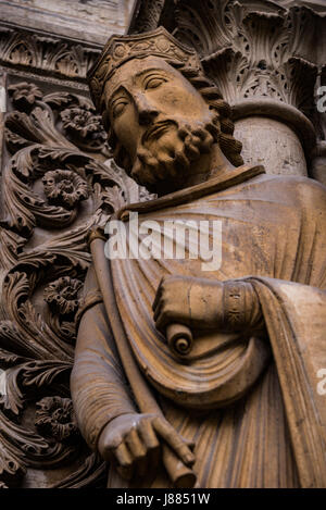 Schnitzereien an der Außenseite der Basilika von St. Denis, Frankreich Stockfoto