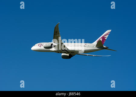Katar Boeing 787 Dreamliner am Flughafen Birmingham, UK (A7-BDC) ausziehen Stockfoto