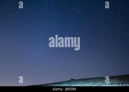 Die wunderbaren Sternenhimmel auf Weihnachten und die majestätische hohe Bergkette der Alpen Französisch, mit leuchtenden Dörfern unten und Mondschein. Stockfoto