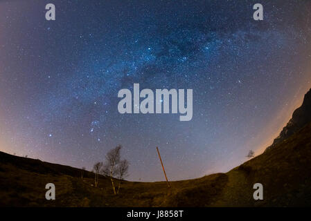 Der Sternenhimmel und Milky Way von fisheye-Objektiv mit malerischen Verzerrung und 180 Grad Ausblick auf die Alpen erfasst. Andromeda, die Plejaden, Orion und Sirio Stockfoto