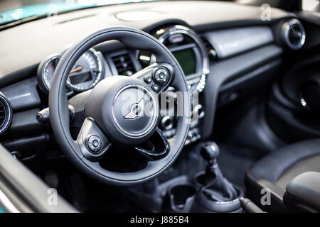 Belgrad, Serbien - 28. März 2017: Innenraum des Mini Autos in Belgrad, Serbien. Mini ist eine britische Automobil-Marke im Besitz von BMW. Stockfoto