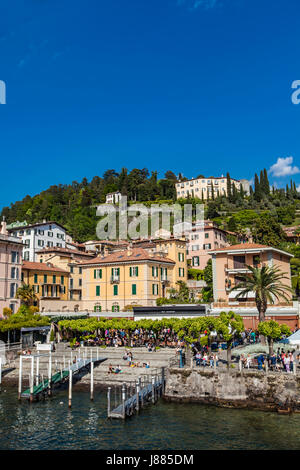 BELLAGIO, Italien - 23. April 2017: Nicht identifizierten Personen im Bellagio am Comer See in Italien. Bellagio ist einer der Top-Urlaubsdestinationen Italys Stockfoto