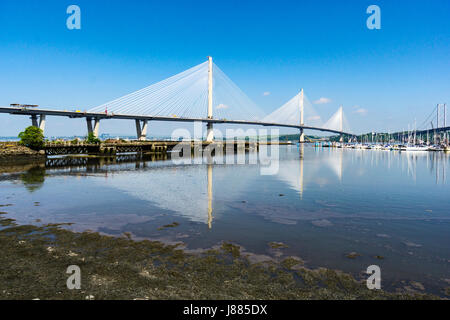 Neue Straßenbrücke namens Queensferry Crossing zwischen South und North Queensferry in der Nähe von Edinburgh Schottland UK von Port Edgar gesehen fast abgeschlossen Stockfoto