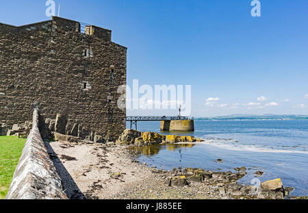 Blackness Castle in schottischen Dorf Schwärze von den Firth of Forth in der Nähe von Linlithgow Scotland UK Stockfoto