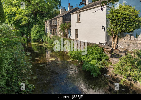 Der Fluss EEA in Cartmel Dorf im Lake Bezirk historisch bekannt als Kirkby in Cartmel. Stockfoto