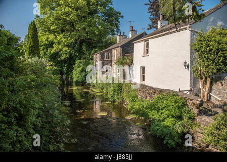 Der Fluss EEA in Cartmel Dorf im Lake Bezirk historisch bekannt als Kirkby in Cartmel. Stockfoto