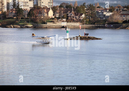 Touristen in einem Wasserflugzeug landet in Victoria Harbour in Victoria Briitish Columbia. Stockfoto