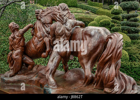 Jardin de Juberri, mit Statuen, Skulpturen und Wasserfällen in Saint Julia de Loria, Andorra. Stockfoto