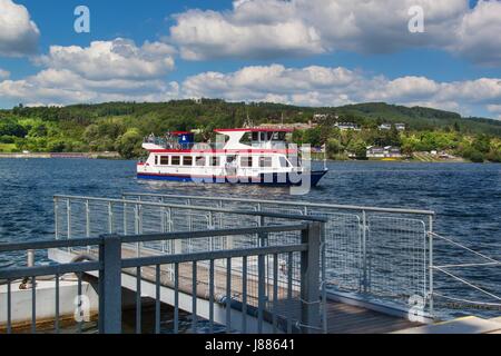 BRNO, Tschechische Republik -27 Mai 2017: Kreuzfahrtschiff am Brünner Stausee. Urlaubsort der Einwohner von Brünn. Schifffahrt auf dem Stausee wurde im Jahr 1945 begonnen. Stockfoto