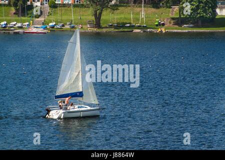 BRNO, Tschechische Republik -27 Mai 2017: Kreuzfahrtschiff am Brünner Stausee. Urlaubsort der Einwohner von Brünn. Schifffahrt auf dem Stausee wurde im Jahr 1945 begonnen. Stockfoto