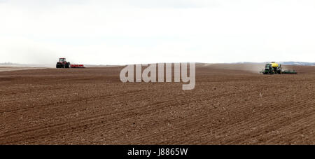 Die Bauern Pflügen der Felder in der Vorbereitung für das Frühjahr zu Pflanzen. Stockfoto