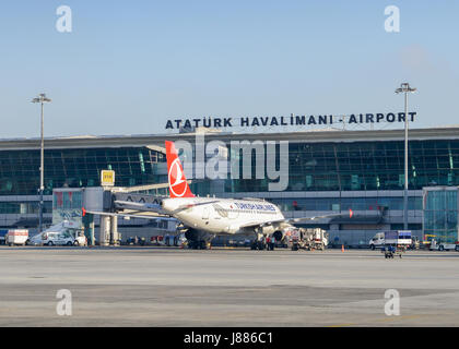 Istanbul, Türkei - 24. Mai 2017: Atatürk Havalimani Airport ist der Hauptflughafen in Istanbul, die Destinationen aus der ganzen Welt Stockfoto