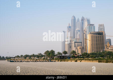 Blick vom Jumeirah Beach auf moderne Wolkenkratzer in Dubai Marina Stockfoto