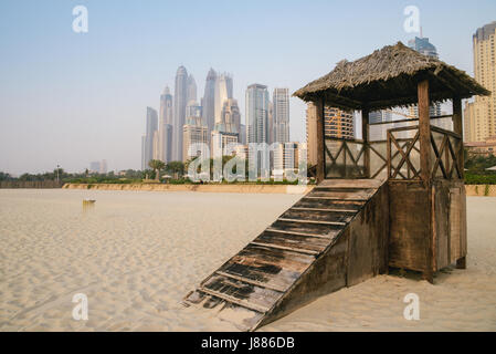 Blick vom Jumeirah Beach auf moderne Wolkenkratzer in Dubai Marina Stockfoto