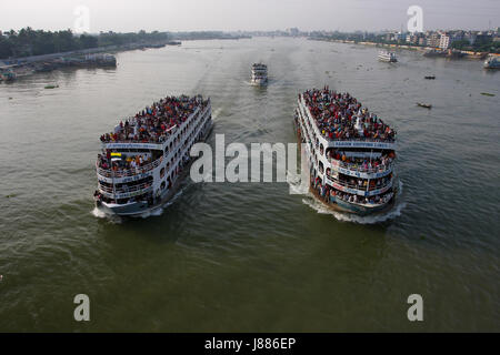 Verzweifelte Eid-Ul-Fitr Urlauber montieren das Dach des Starts an ihren Bestimmungsort beim Sadarghat Start in Dhaka terminal erreichen. Bangladesch Stockfoto