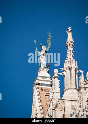 Engel Skulptur auf Siena Dom Fassade Stockfoto