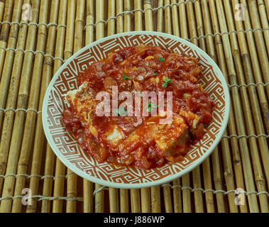 Bourdeto - Gericht von Korfu. Fisch in Tomatensauce mit Zwiebeln, Knoblauch und Paprika würzig gekocht. Stockfoto