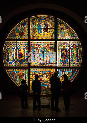 Besucher Silhouette durch ein Glasfenster im Museo dell'Opera Metropolitana del Duomo, Siena Stockfoto