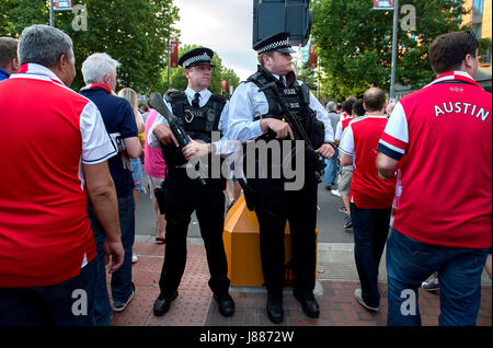 Bewaffnete Polizisten patrouillieren außen Wembley-Stadion nach dem FA-Cup-Finale zwischen Arsenal und Chelsea, wie Briten aufgefordert wurden, ihre Bank Holiday Wochenende zu genießen, wie geplant, nachdem Polizei überprüft Sicherheit an mehr als 1.300 Ereignisse nach dem Manchester-Terror-Anschlag. Stockfoto