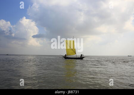 Segelboot auf dem Padma-River in Dohar, Dhaka, Bangladesh. Stockfoto