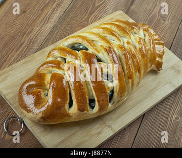 Kalakukko - traditionelle Gerichte aus der finnischen Region Savo hergestellt aus Fisch innen einen Laib Brot gebacken. Stockfoto