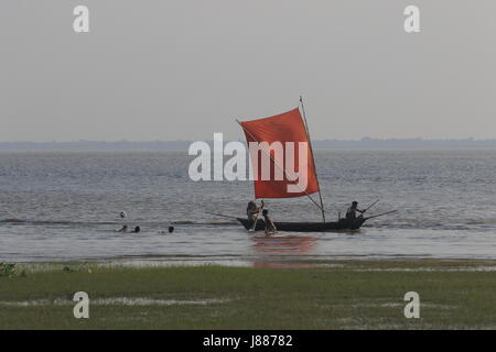 Segelboot auf dem Padma-River in Dohar, Dhaka, Bangladesh. Stockfoto