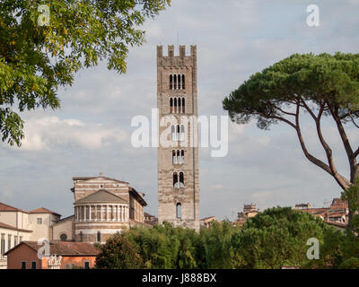 San Frediano Basilika Clock Tower über die Dächer von Lucca Stockfoto