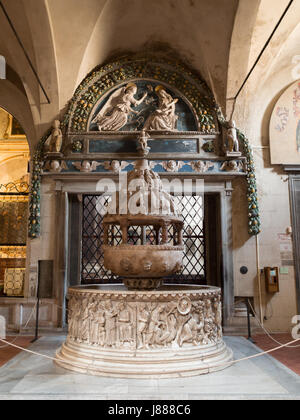 Taufstein der Basilika von San Frediano, Luvva Stockfoto