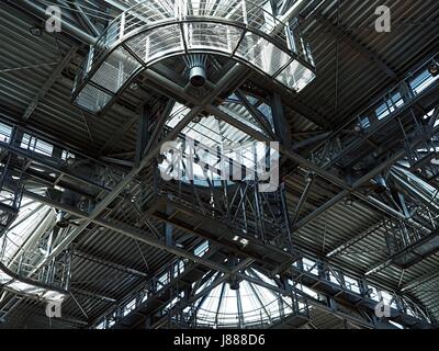 Auf dem Dach einer Lagerhalle, Leitern, Hindernisse mit viel Stahl Metallbau Plattform. Stockfoto