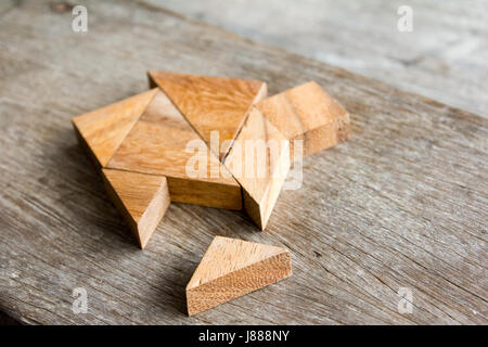 Hölzerne Tangram Puzzle warten zu Hause Form für Build Traum nach Hause oder glücklich Lebenskonzept zu erfüllen Stockfoto