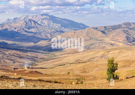 Äckern und die Berge Sicani zwischen Agrigento und Palermo - Sizilien, Italien Stockfoto