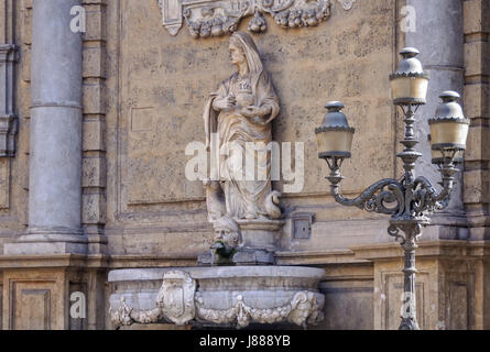 Straßenlaternen und dem Winter Brunnen Quattro Canti, offiziell bekannt als Piazza Vigliena Stockfoto