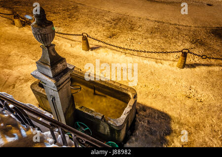 Trinkbrunnen in Megeve in der Nacht, Französische Alpen Stockfoto