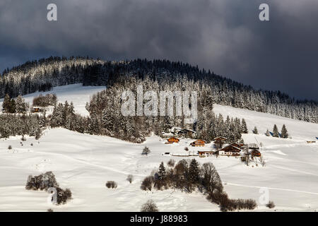 Chalets am Berghang im Dorf Megève, Französische Alpen Stockfoto