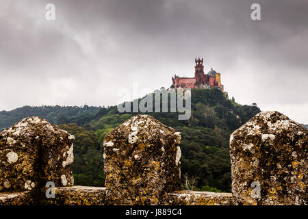 Pena-Palast in Sintra bei Lissabon im regnerischen Wetter, Portugal Stockfoto