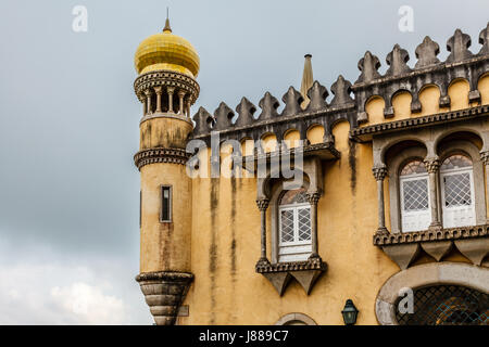 Wand und Turm von Pena-Palast in Sintra in der Nähe von Lissabon, Portugal Stockfoto