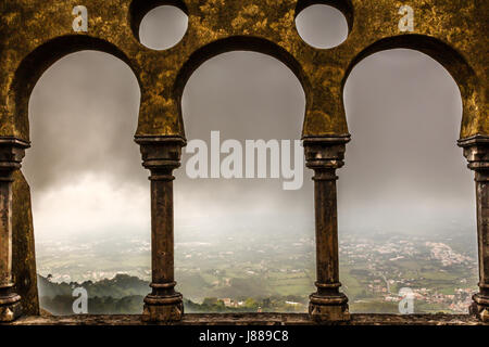 Offenen Bogenfenster in Pena Palast mit Blick auf Stadt Sintra, Portugal Stockfoto