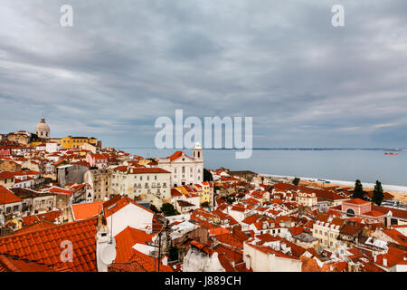 Luftbild auf Alfama Viertel von Lissabon, Portugal Stockfoto