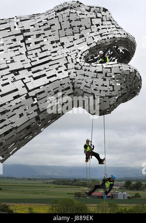 Rope Access Techniker Andrew Pennycuick (unten), Paul Smith (Mitte) und John Benson durchführen der ersten Gesundheitscheck auf die Kelpies in Falkirk nähern sie sich ihren dritten Geburtstag. Stockfoto