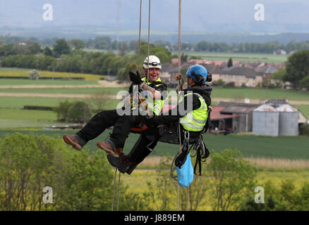 Embargo auf 0001 Montag Mai 29 Rope Access Techniker Andrew Pennycuick (rechts) und Paul Smith durchführen des ersten Gesundheitschecks auf die Kelpies in Falkirk, sobald er sich ihren dritten Geburtstag. Stockfoto