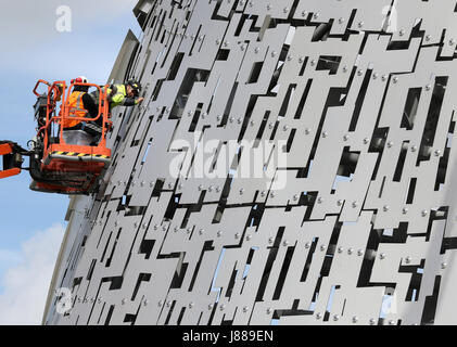 Embargo auf 0001 Montag Mai 29 den ersten Gesundheitscheck auf die Kelpies in Falkirk, erfolgt, sobald er sich ihren dritten Geburtstag. Stockfoto