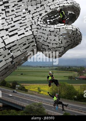 Mit einem Embargo auf 0001 Montag Mai 29 Rope Access Techniker Andrew Pennycuick (unten), Paul Smith (Mitte) und John Benson durchführen der ersten Gesundheit check auf die Kelpies in Falkirk nähern sie ihren dritten Geburtstag. Stockfoto