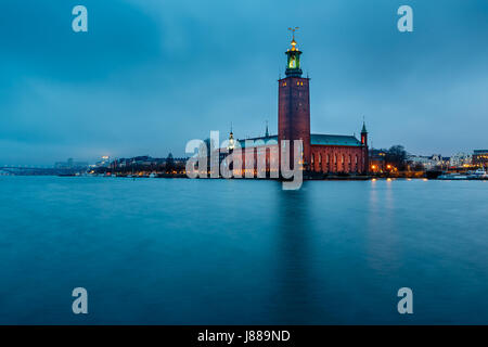 Stockholmer Rathaus befindet sich auf der Insel Kungsholmen am Morgen, Schweden Stockfoto