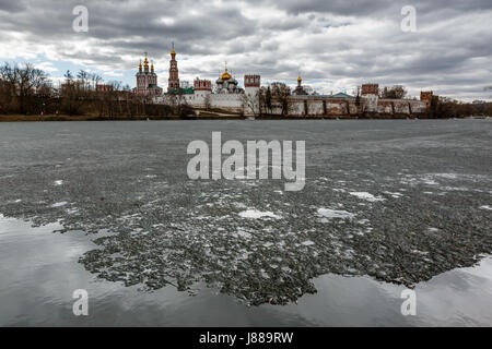 Dramatische Wolken über Nowodewitschi-Kloster, Moskau, Russland Stockfoto