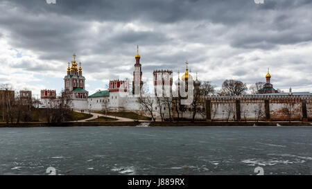 Dramatische Wolken über Nowodewitschi-Kloster, Moskau, Russland Stockfoto