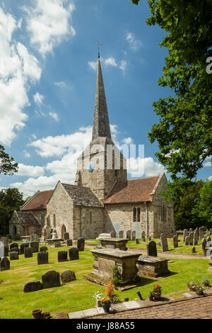 Frühling-Nachmittag in der Kirche St. Giles in Horsted Keynes, West Sussex, England. Stockfoto